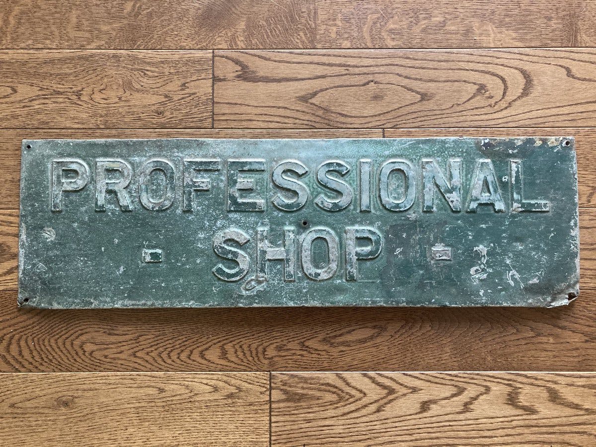 This sign has been a part of Ontario golf for over 90 years 🤯

It was at @Oakgolfclub from 1928 - 1968 while Les Louth was the pro.

Later, it was at @twentyvalley in the 1970s with George Louth. 

George brought it here when he purchased the course in 1979! https://t.co/vfo34RGCJy
